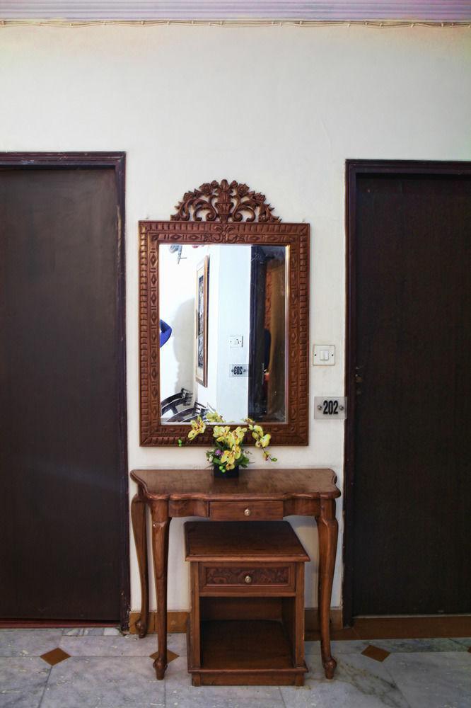 Oyo 358 Sarojini Nagar Hotel New Delhi Ngoại thất bức ảnh